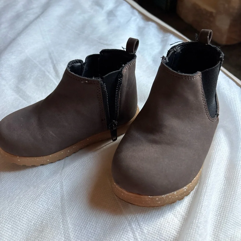 Toddler size 6 shoes - Picture 2 of 4